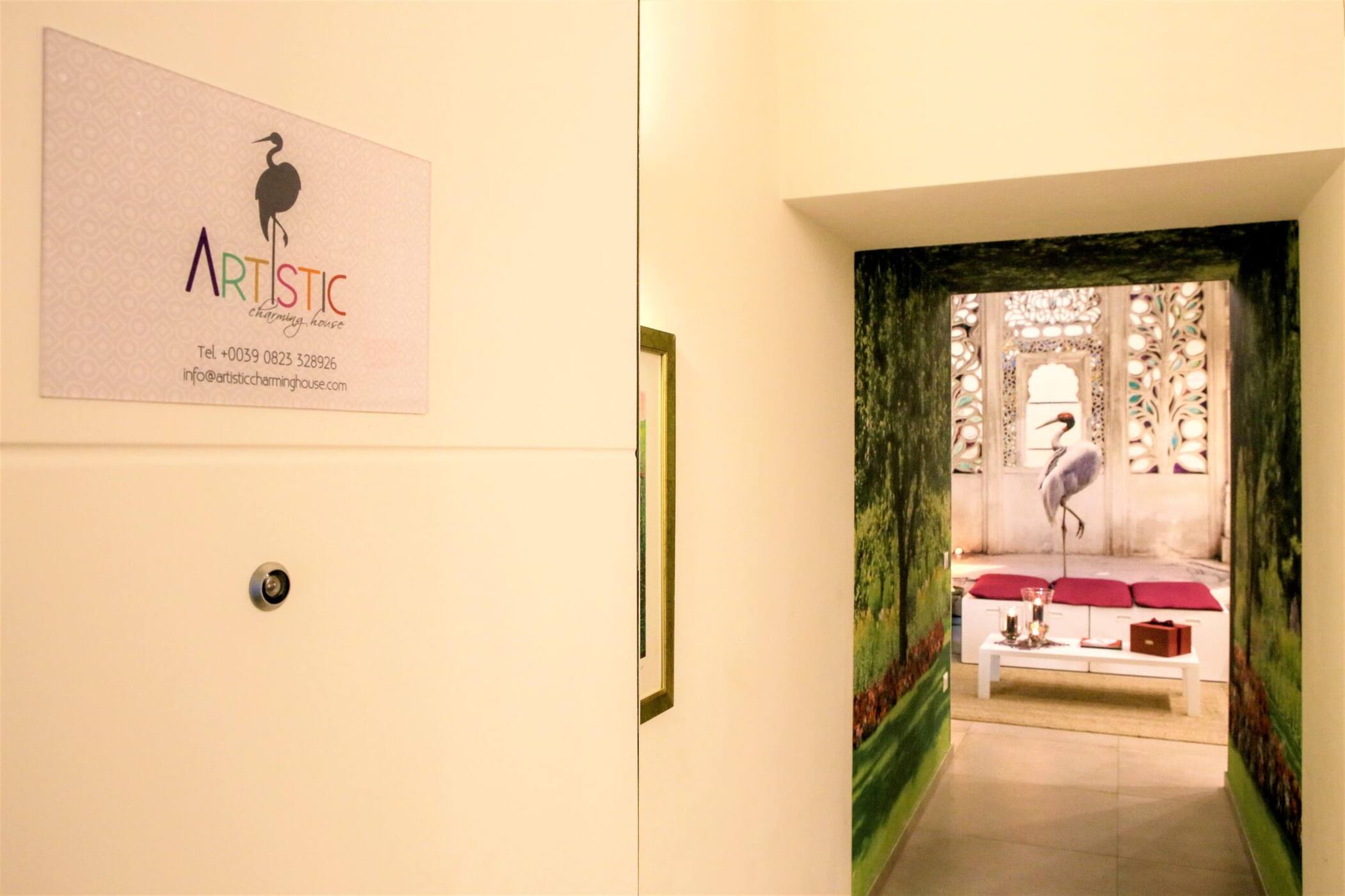 La porta al secondo piano con la targa Artistic