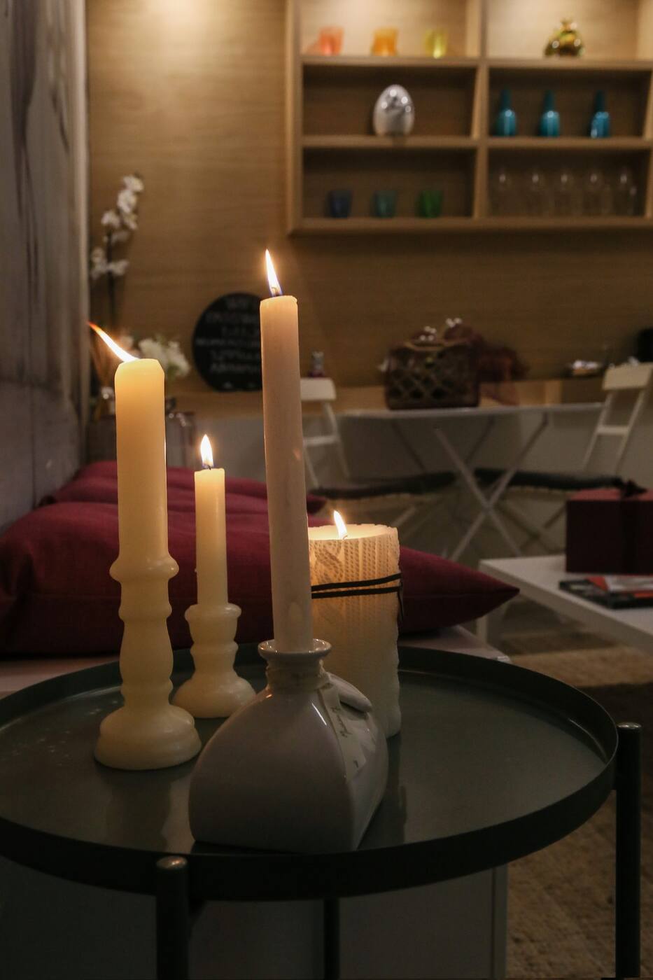 Candele e ceramiche nel salotto